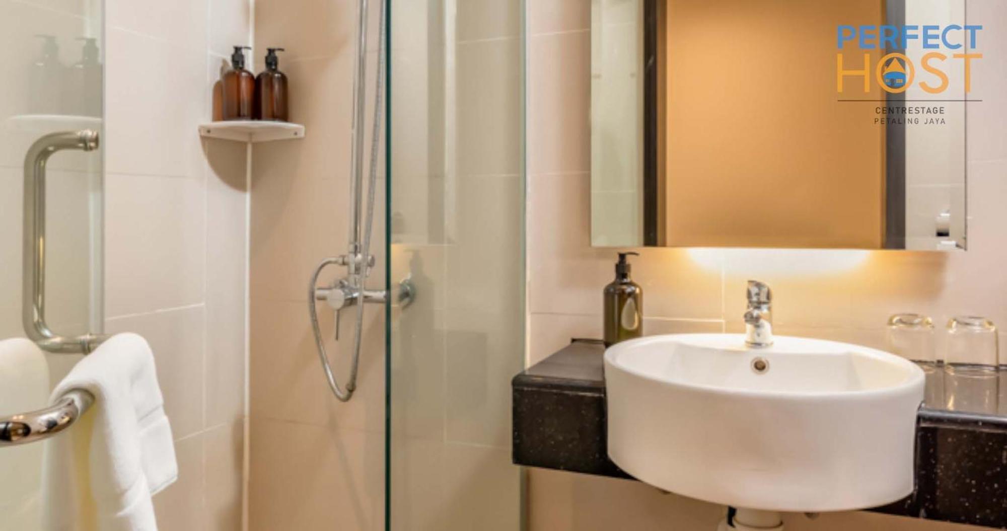 Готель Centrestage Petaling Jaya By Perfect Host Екстер'єр фото Bathroom