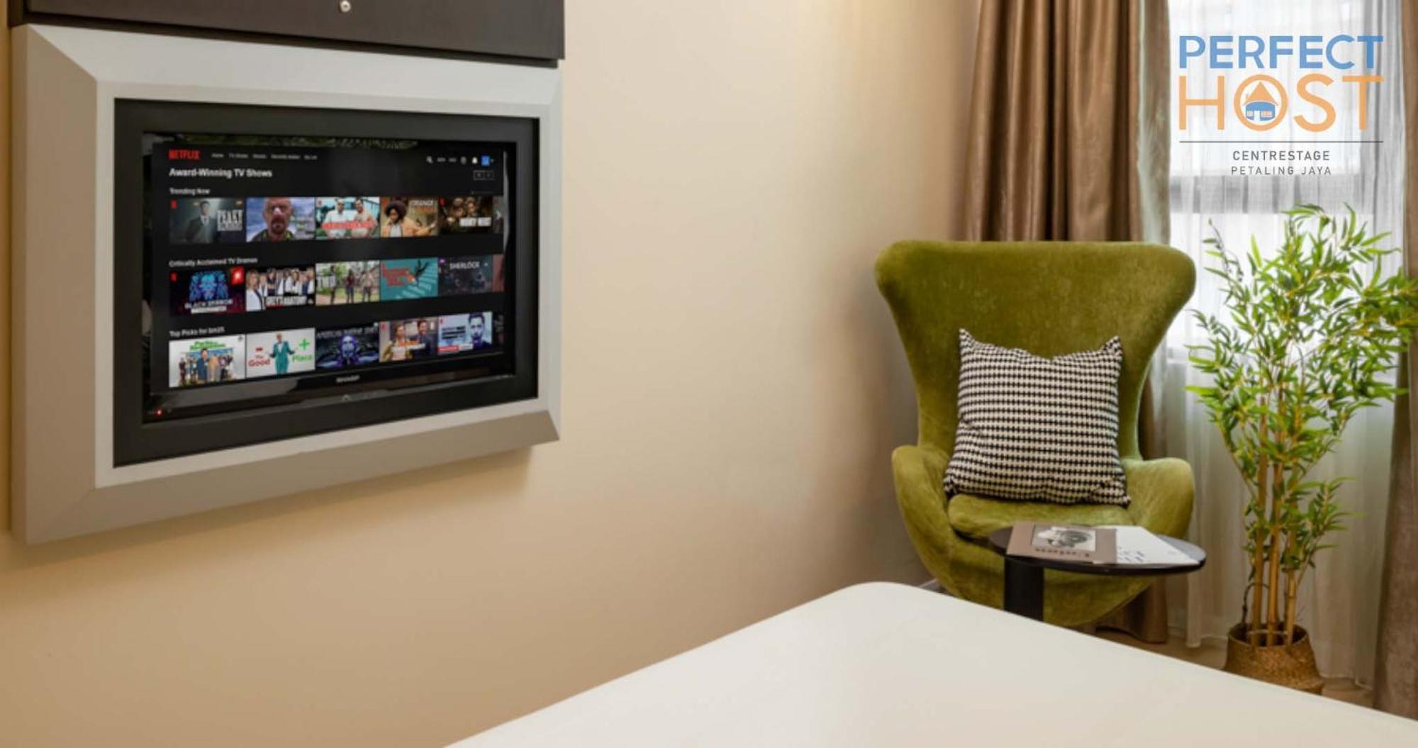 Готель Centrestage Petaling Jaya By Perfect Host Екстер'єр фото A television in a hotel room